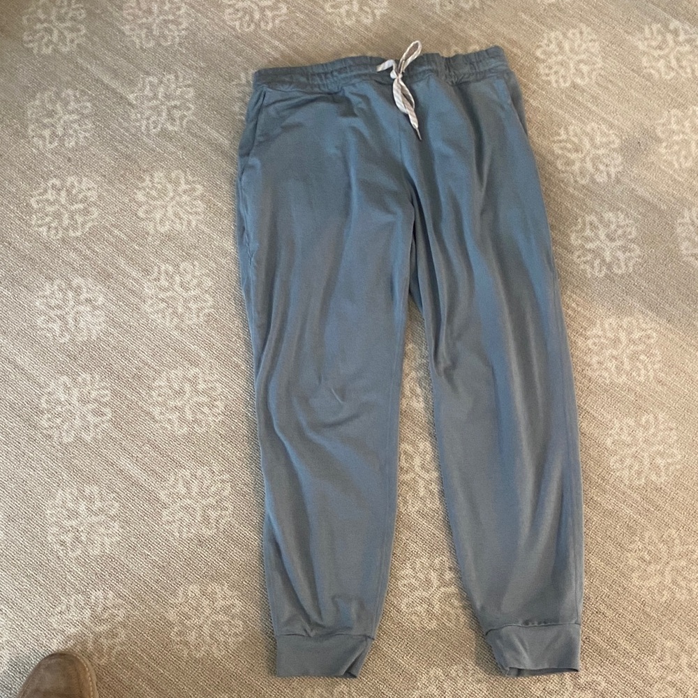 Vuori Performance Joggers in Blue